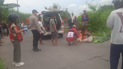 Main HP Sambil Berkendara, Pemotor Tabrak Truk di Dlanggu Mojokerto