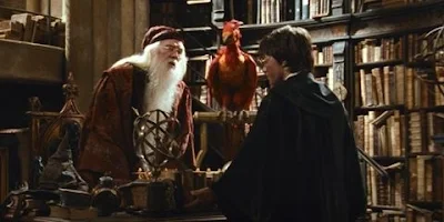 Como Fawkes ajuda na série Harry Potter?