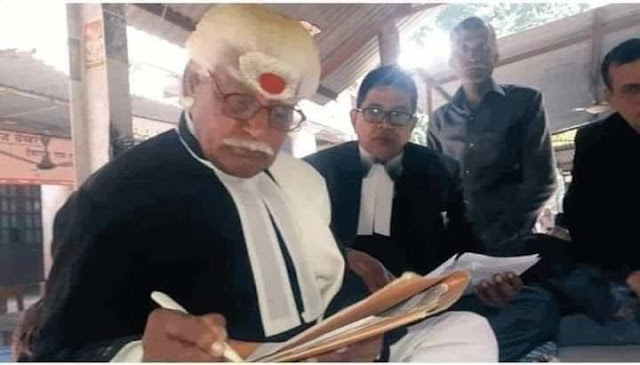 दुनिया में इक़लौता,बनारस का वकील,संस्कृत में वकालत