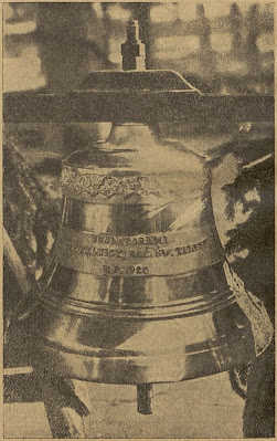 Poświęcony dzwon z widoczną inskrypcją: „Fundatorami Czytelnicy Róż św. Teresy R.P. 1928”, ufundowany przez czytelników oraz wydawcę pisma.