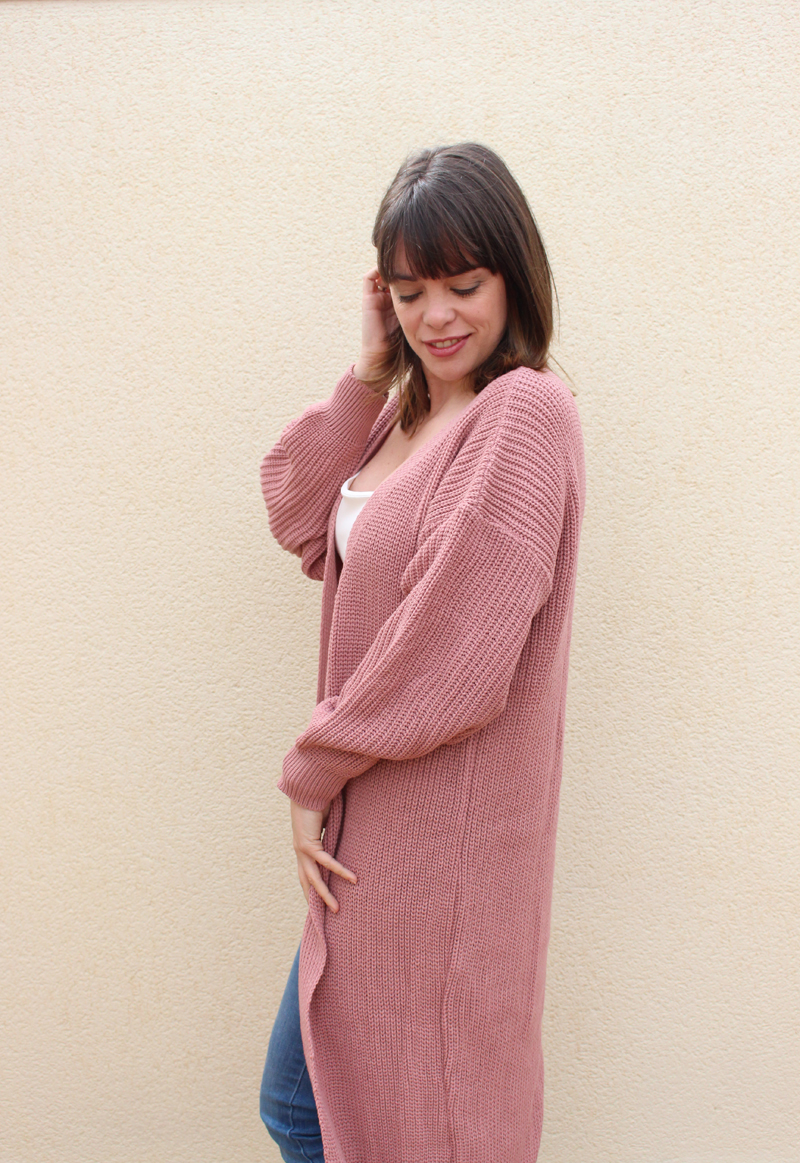 Outfit con cardigan rosa