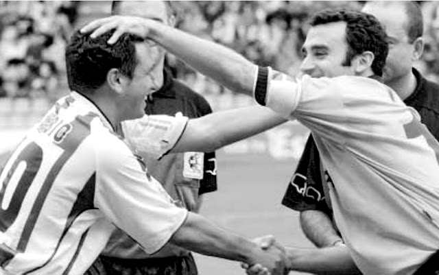 Eusebio y Pablo se saludan antes de comenzar el partido. REAL VALLADOLID C. F. 1 DEPORTIVO ALAVÉS 3 Domingo 21/10/2001, 18:00 horas. Campeonato de Liga de 1ª División, jornada 9. Valladolid, nuevo estadio José Zorrilla