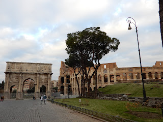 コロッセオとコンスタンティヌスの凱旋門