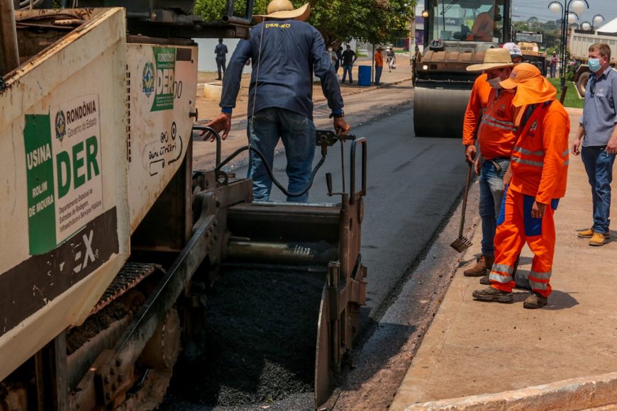 Projeto “Tchau Poeira” desenvolve serviços de infraestrutura com asfalto urbano para os municípios rondonienses