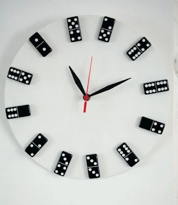Relógio Com Dominó Quase todo mundo tem um joguinho de dominó velho em casa aposentado, se você também tem uma dica legal é utilizá-lo como algarismos num relógio reciclado.