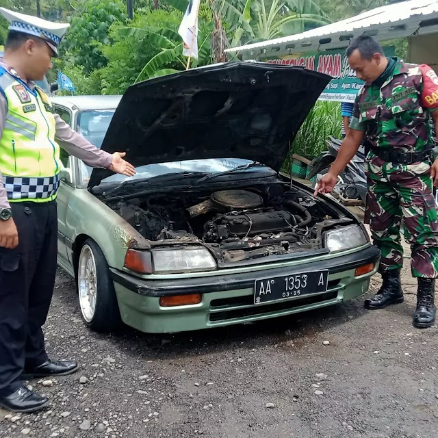 Mobil Honda Civic Terbakar di Bunder, Patuk Jalan Jogja- Wonosari