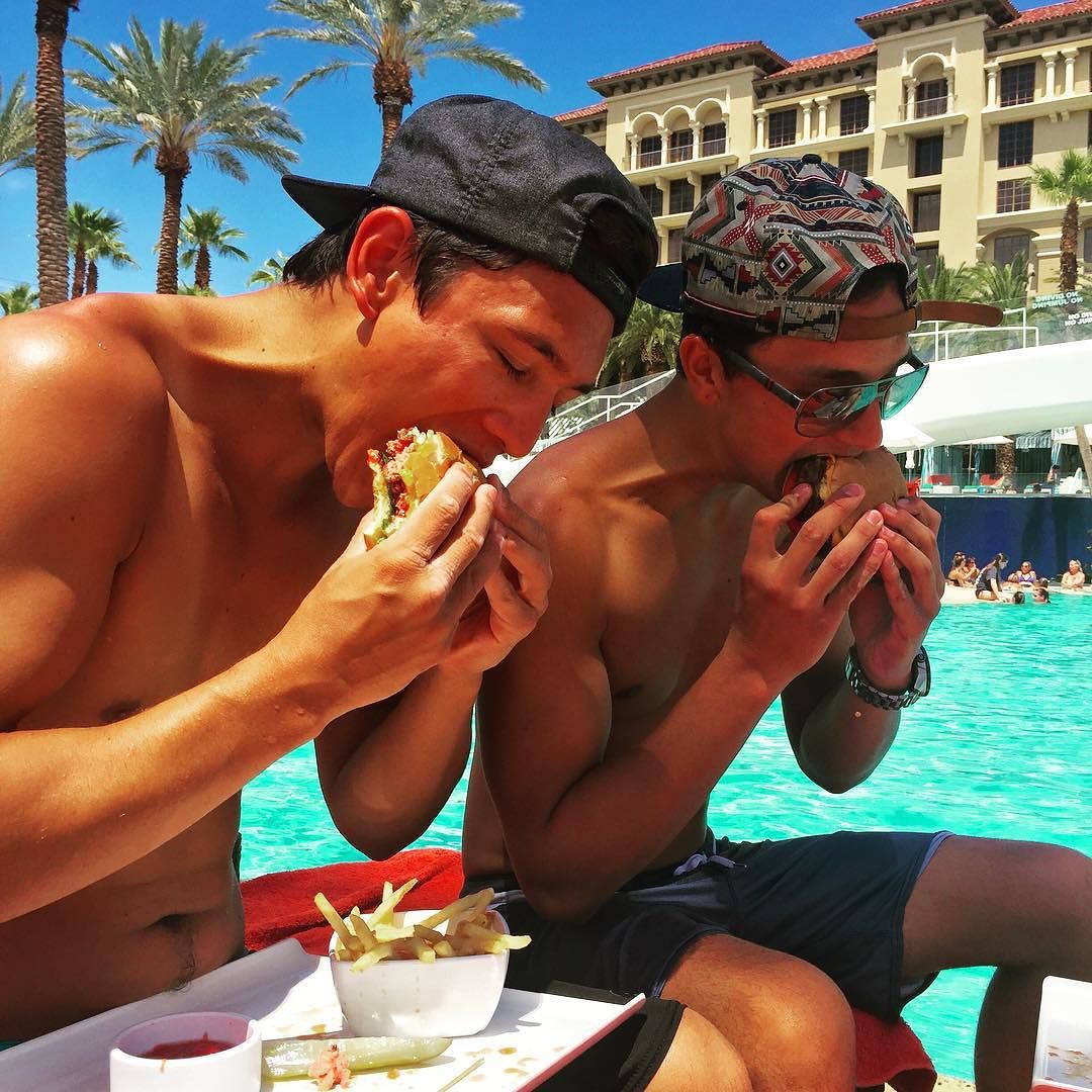 hot-young-fit-shirtless-guys-eating-food-american-college-bros