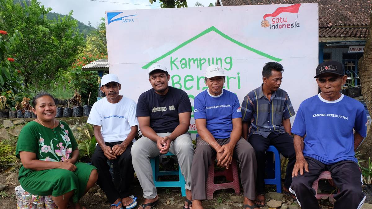 Agung (berbaju hitam) duduk di samping Kasembadan