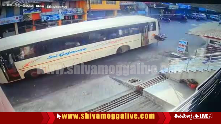 Student Falls down a moving bus | Kargal, Jog, Sagara, Shimoga