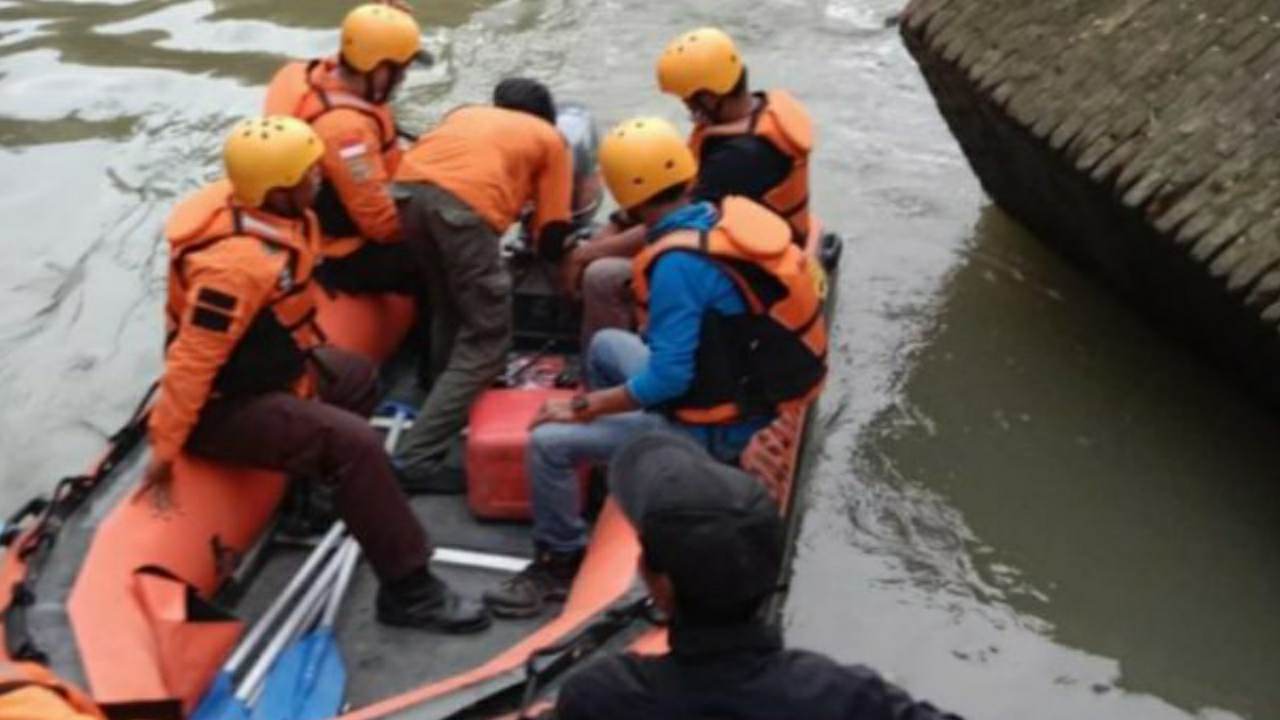 Petugas Basarnas Bantu Warga Cari Anak Pesantren yang Hilang Hanyut di Sungai Deli