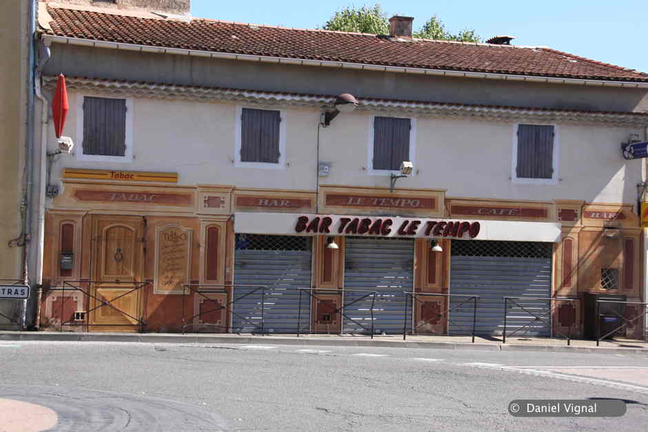 Devanture trompe l'oeil par Canavaggio, Le Tempo, Monteux,