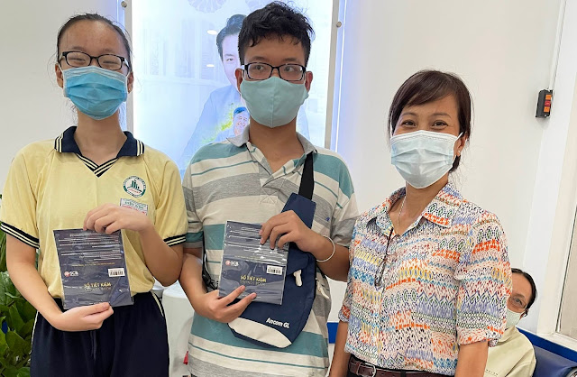 Đại diện Phường 15 trao sổ tiết kiệm cho trẻ bị ảnh hưởng bởi dịch Covid-19. (Ảnh: H. Yến)