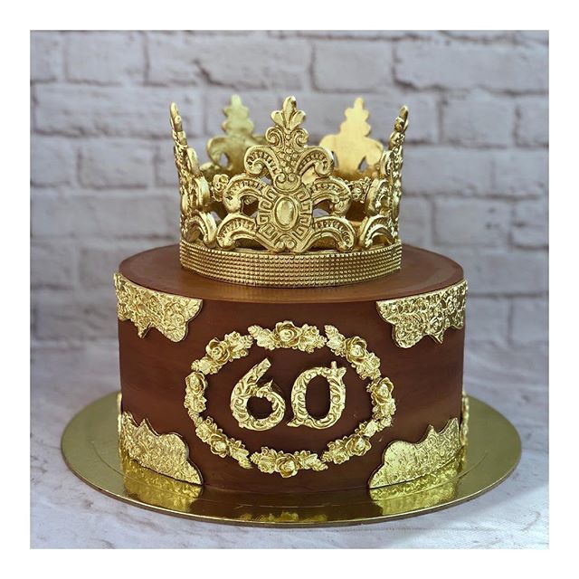 crown birthday cake