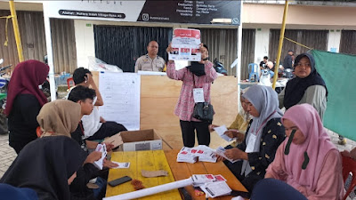 Kasi Intel Kejari Gowa Bersama Kanit Shabara Polsek Sumbopu Pantau PSU di TPS 23 Romangpolong