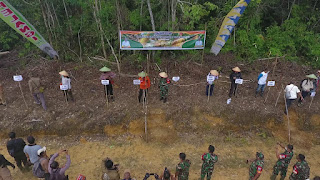 Paolus Hadi Tanam Perdana Jagung Manis di Desa Mengkiang Kecamatan Kapuas