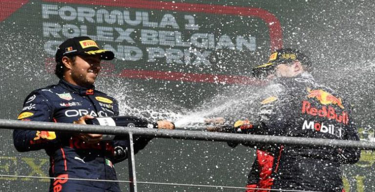 Verstappen queda primero y “Checo”, segundo - Red Bull hace “doblete” en Bélgica.