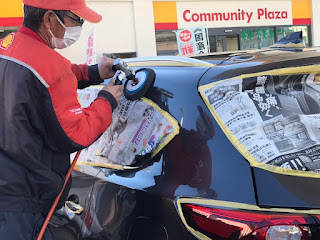 グレーの車をバフがけ中