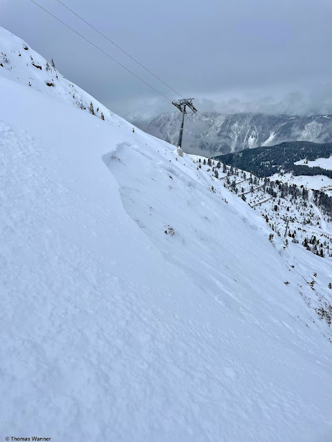 Lawinenabgang aufgrund einer Fernauslösung im unmittelbaren Nahbereich einer Piste im Skigebiet Hochötz (Foto: 05.12.2021)