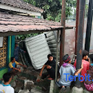 Kernet Gantikan Sopir Batangan, Mobil Box Tabrak Pagar Mushola di Parungkuda Sukabumi