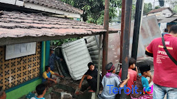 Kernet Gantikan Sopir Batangan, Mobil Box Tabrak Pagar Mushola di Parungkuda Sukabumi