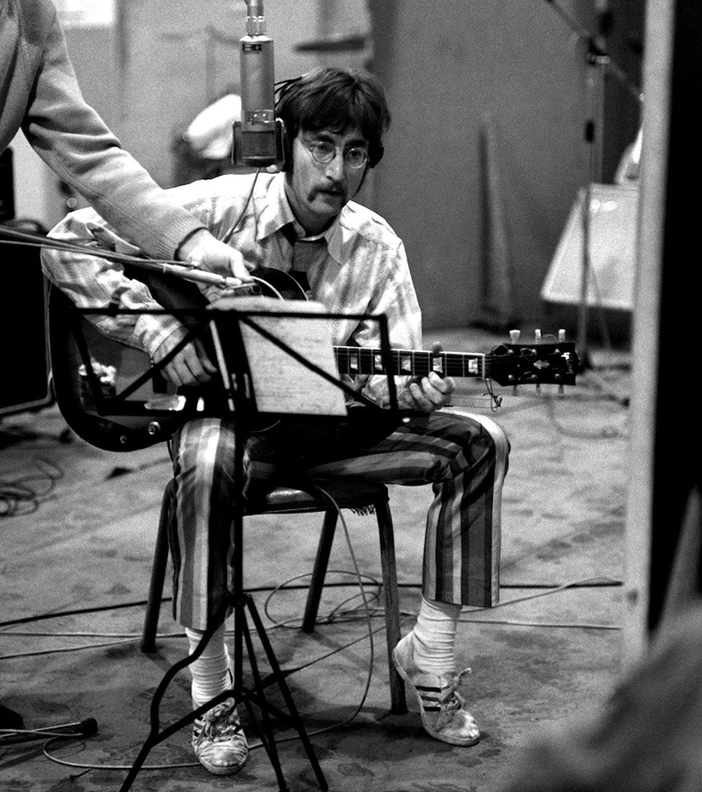 Сержант гитара. Джон Леннон 1967. John Lennon Sgt Pepper. Битлз в студии. The Beatles Sgt Pepper студия 1967.