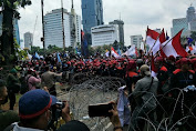 Situasi Demo Buruh di Jakarta Hari Ini, Massa Aksi Ricuh dan Memaksa Masuk Gedung MK