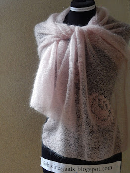 TE KOOP: grote ROZE kidsilk shawl met ingebreide rozen.