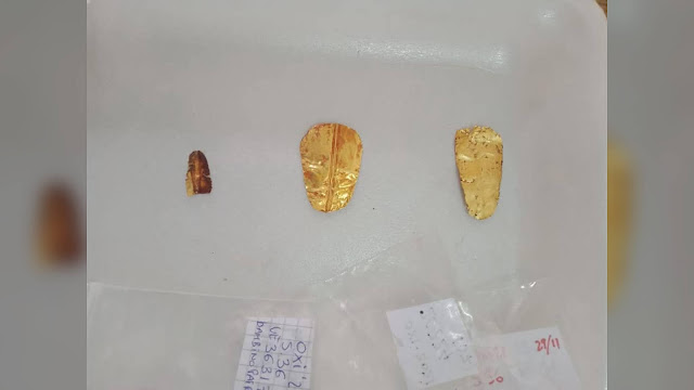 Οι αρχαιολόγοι βρήκαν 3 φύλλα χρυσού σε σχήμα γλώσσας. [Credit: Αιγυπτιακό Υπουργείο Τουρισμού και Αρχαιοτήτων]