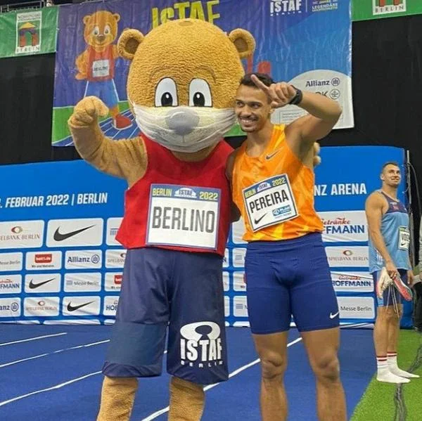 Rafael Henrique com o mascote Berlino