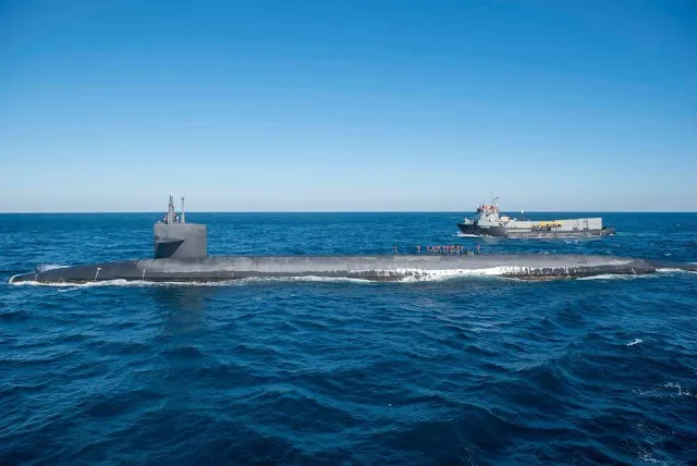El-submarino-USS-Wyoming-(SSBN-742)-realiza-un-relevo-de-comando-y-tripulación-en-el-mar