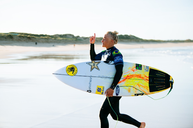 Tatiana Weston-Webb leva o Brasil para a semifinal pela MEO Rip Curl Pro Portugal 2024 na WSL