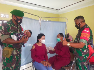  Dengan Sigap, Anggota TNI Ini Gendong Bayi Peserta Vaksin