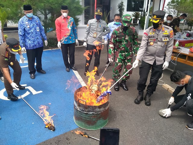 Komandan Kodim 0422/LB Menghadiri Acara Pemusnahan Barang Bukti Bersama Kejaksaan Negri Lampung Barat