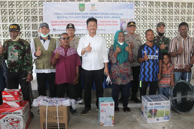 Rudi Serahkan Bantuan Kemensos RI Sebesar Rp 400 Juta,-  untuk 16 Kelompok Suku Laut