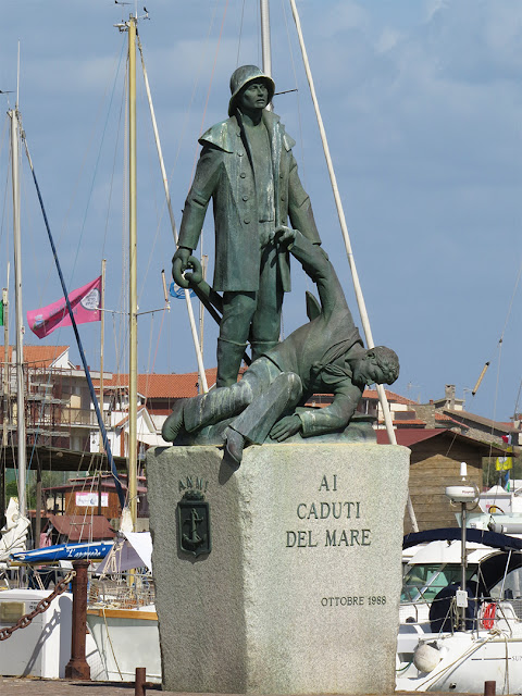 Monument to the fallen seamen, Via Porto Canale, Castiglione della Pescaia