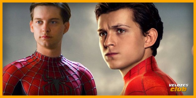 Tobey Maguire e Tom Holland estão presentes na imagem. Ambos com o traje de Homem Aranha. Tom apresenta uma expressão de tristeza