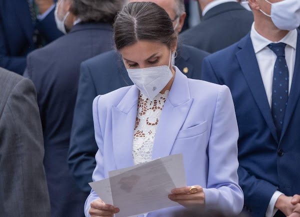 La Reina Doña Letizia apoya a los diseñadores de Isla Bonita Moda en su visita con motivo del homenaje a la ejemplaridad del pueblo de La Palma