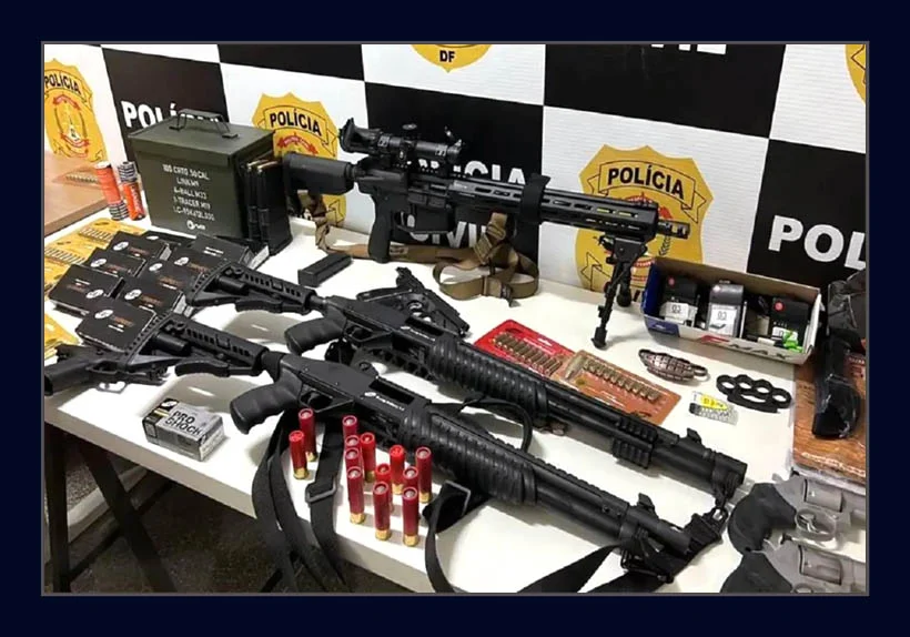 Armas foram apreendidas com homem que confessou ter montado bomba no Distrito Federal — Foto: Polícia Civil do Distrito Federal