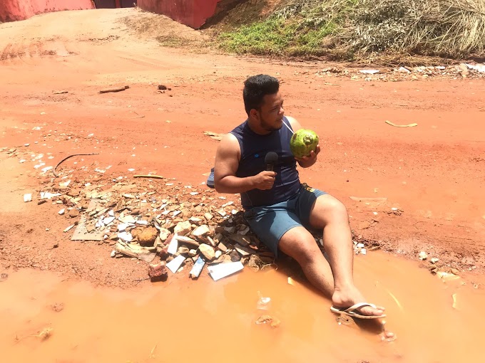 REPÓRTER DO POVO Toma banho com água de coco em buraco na AV. Lourival Alves Pereira. 