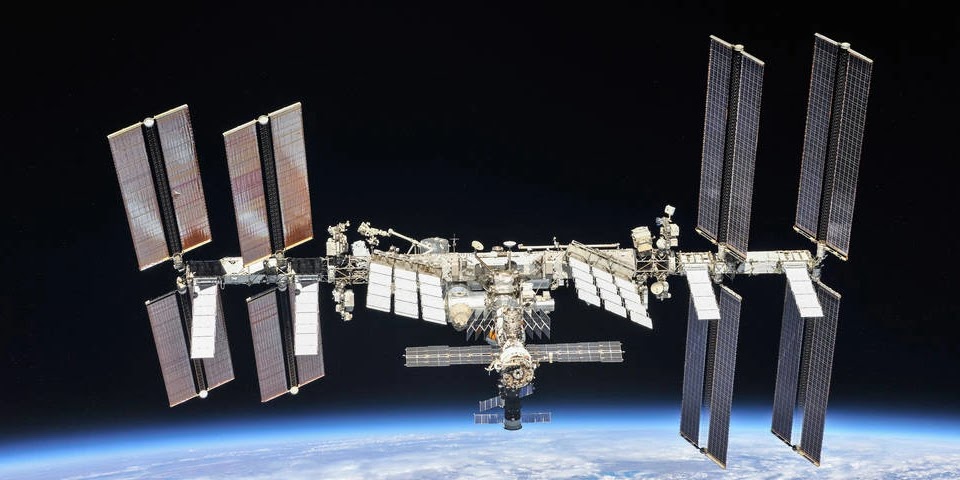 Мавпа з гранатою: Росія збила супутник у космосі створивши небезпеку для МКС та китайської станції