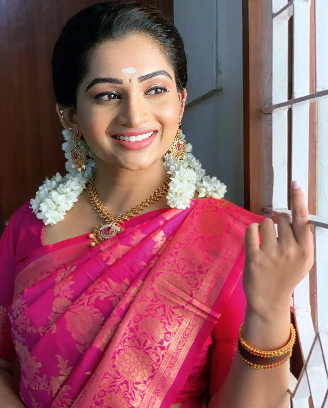 Nakshtra Nagesh beautiful images in pink saree