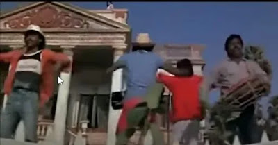 शाहरुख के खरीदने से पहले 1988 में तेजाब फिल्म के गीत एक दो तीन गाना इसी घर में शूट हुआ था