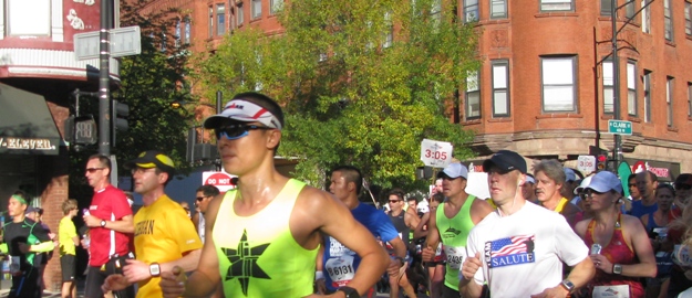People running in the Chicago Marathon in Chicago, Illinois