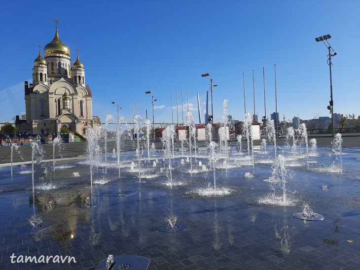 Фонтан на площади Борцов Революции во Владивостоке в конце октября