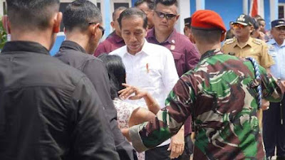 Mendarat di Kota Tegal Jokowi Sapa Warga dan Bagi Sembako