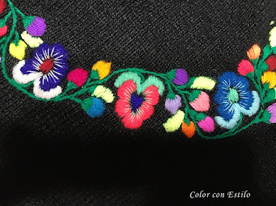 Flores de colores bordadas con lana