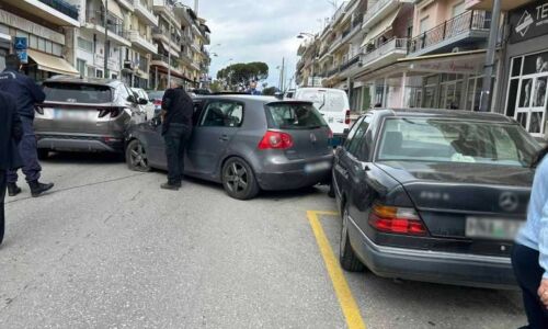 Κλειστή παρέμεινε για αρκετή ώρα η κεντρική οδός της Ηγουμενίτσας , οδός Κύπρου, όταν αυτοκίνητο εξετράπη της πορείας του.