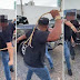 VÍDEO: Homens filmados 'chicoteando' vítima são identificados pela polícia