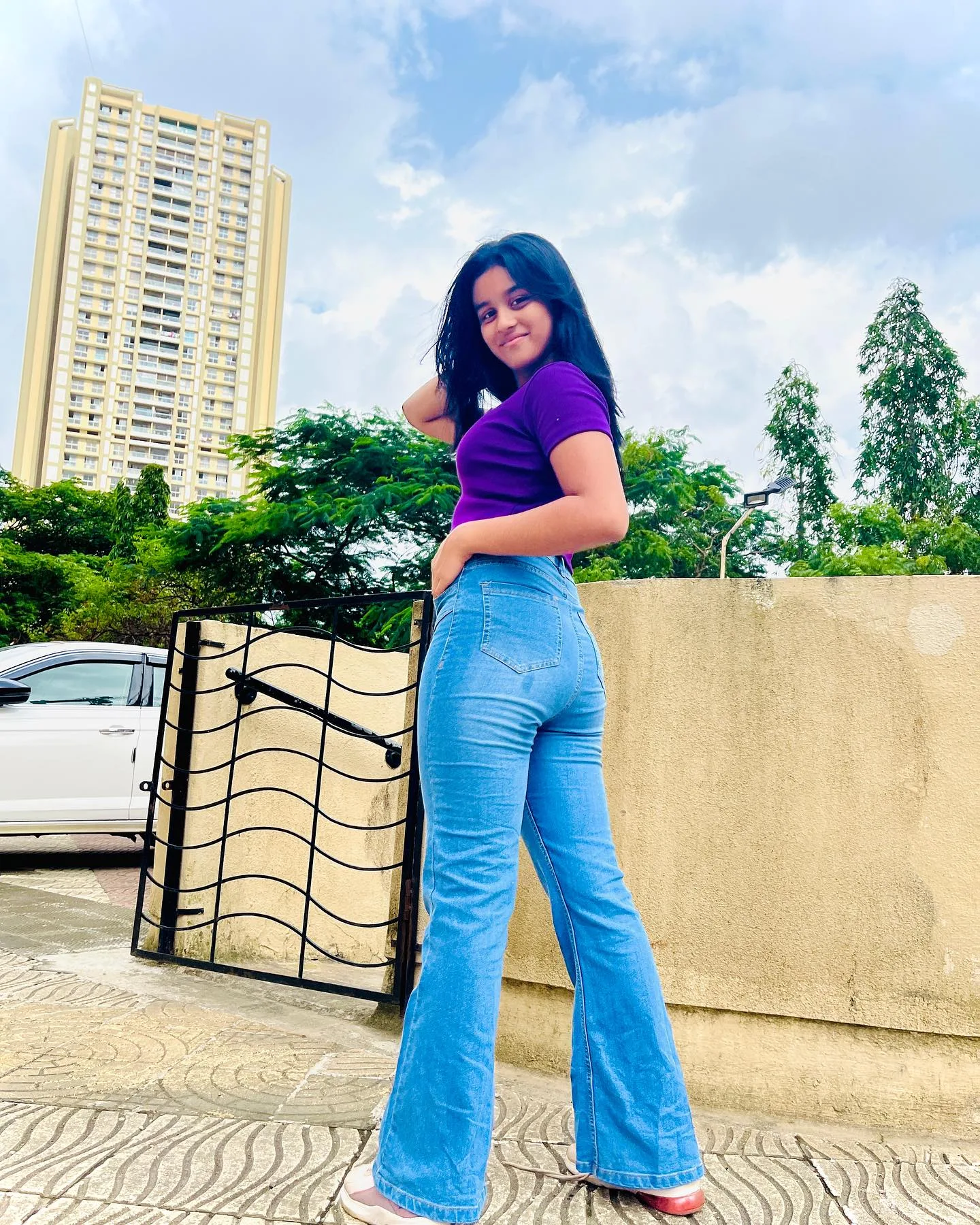 Anaya Shivan in blue jeans pants