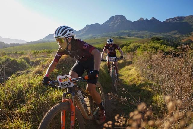 Sofia Gómez Villafane e Haley Batten no Cape Epic 2022